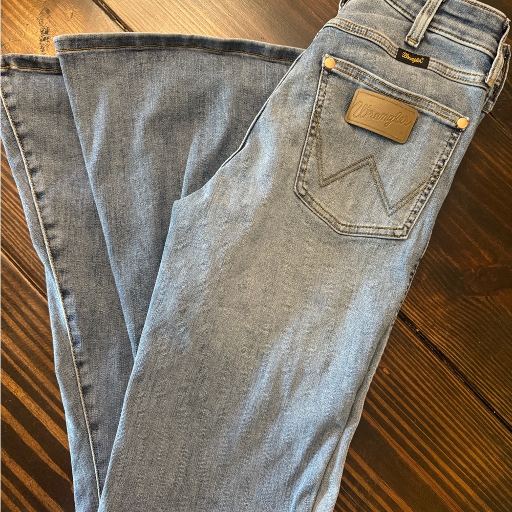 Lainey Wilson Wrangler Women's Light Blue Flare Jeans 25x32